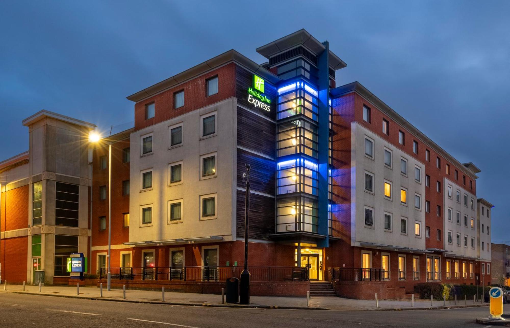 Holiday Inn Express Stevenage By Ihg Dış mekan fotoğraf