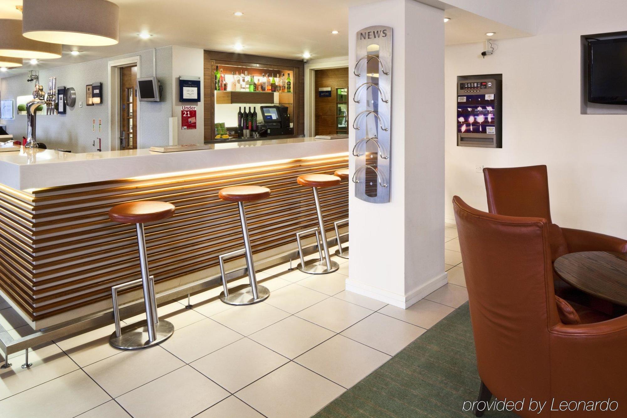 Holiday Inn Express Stevenage By Ihg Restoran fotoğraf