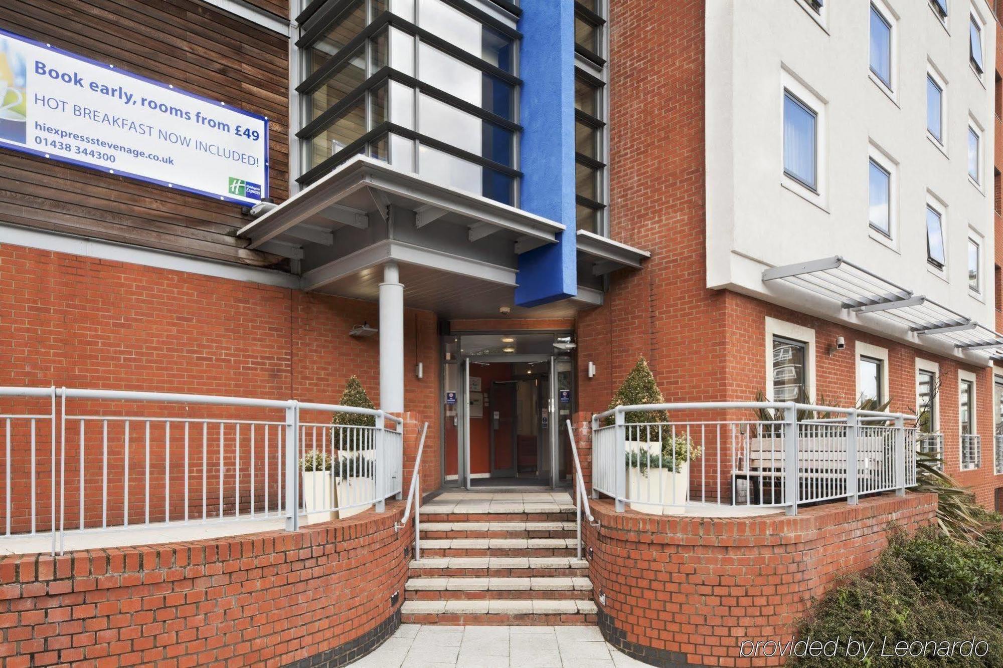 Holiday Inn Express Stevenage By Ihg Dış mekan fotoğraf